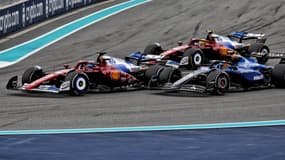 Les Ferrari de Charles Leclerc et Lewis Hamilton à la lutte avec la Williams de Carlos Sainz, Grand Prix de Miami, 4 mai 2025
