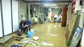 Des habitants de Saint-Valery-en-Caux se retrouvent avec leur maison inondée après le passage de la tempête Ciaran. 