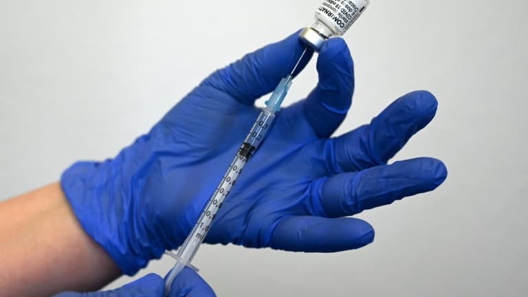 Une infirmière se prépare à administrer le vaccin Pfizer-BioNTech contre le Covid-19, dans une clinique à Suhl, dans l'est de l'Allemagne, le 6 mai 2021 