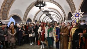 Des habitants de Kiev entonnent des chants de Noël dans le métro de la capitale le 25 décembre 2022