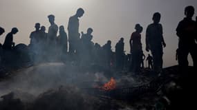 Des réfugiés palestiniens à Rafah après un bombardement israélien, le 27 mai 2024