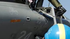 Un pilote de Rafale de retour de mission dans le ciel libyen. S'ils restent discrets sur le détail de leurs vols en Libye, les pilotes français qui s'élancent depuis le porte-avions Charles-de-Gaulle ne cachent pas la difficulté de l'exercice sur un terra