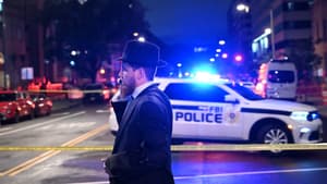 Un homme devant le Musée juif de Washington aux États-Unis après une fusillade qui a fait deux morts, le 21 mai 2025.