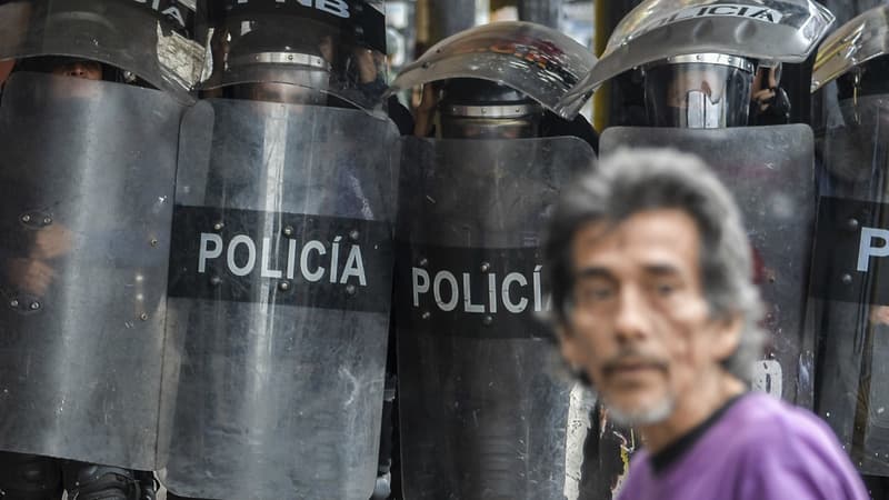 Un manifestant devant des policiers lors d'un rassemblement contre le président Nicolas Maduro, le 20 mai 2017 au Venezuela.