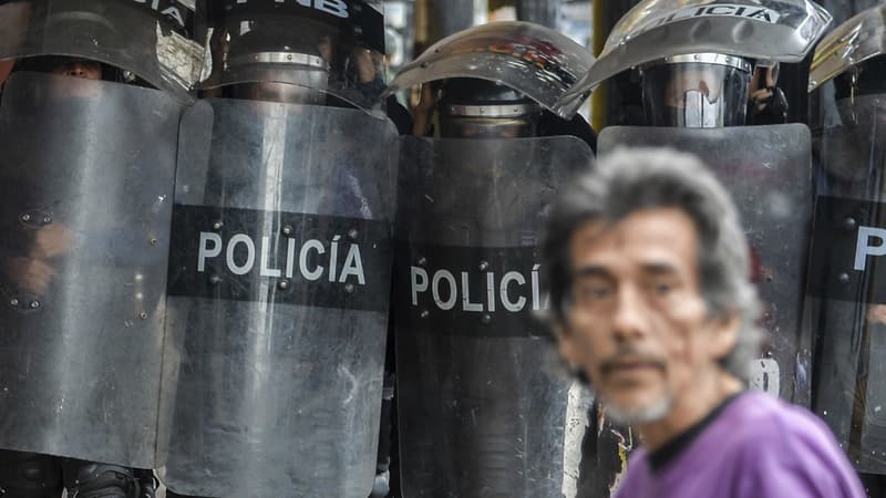 Un manifestant devant des policiers lors d'un rassemblement contre le président Nicolas Maduro, le 20 mai 2017 au Venezuela.