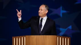 Doug Emhoff, le mari de Kamala Harris, s'exprime sur scène lors du deuxième jour de la Convention démocrate le 20 août 2024 à Chicago, aux États-Unis.
