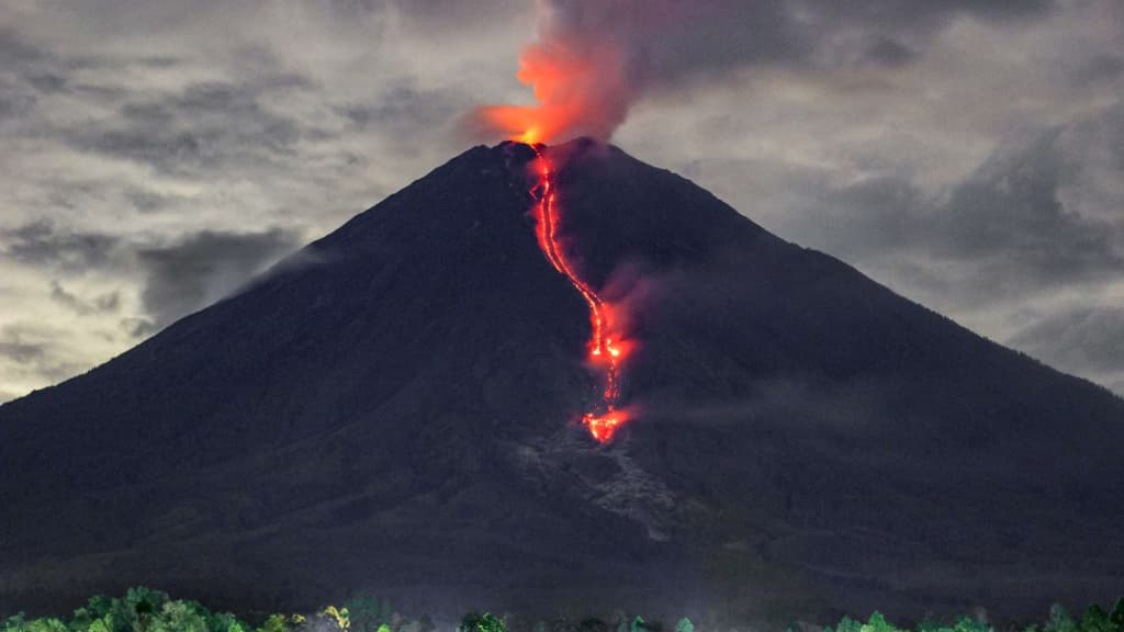 Le volcan Semeru, en Indonésie, en éruption en janvier 2021. 