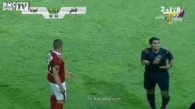 Il porte son adversaire pour le sortir du terrain