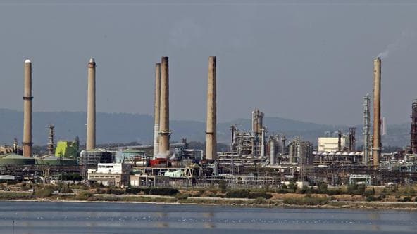 Un repreneur potentiel s'est manifesté pour la raffinerie du site de LyondellBasell à Berre-l'Etang, dans les Bouches-du-Rhône. /Photo d'archives/REUTERS/Jean-Paul Pélissier