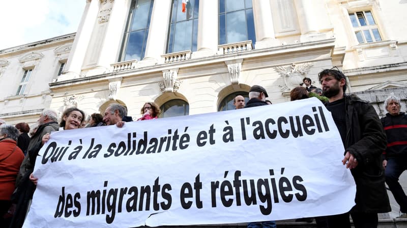 Des personnes rassemblées en soutien à Pierre-Alain Mannoni et Cédric Herrou, lors des premiers jours du procès en novembre 2016, à Nice.
