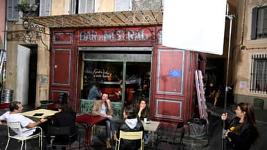 Des acteurs de "Plus belle la vie" sur le plateau du dernier tournage de la série, aux Studios de la Belle de Mai, le 28 septembre 2022 à Marseille