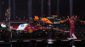 Lewis Hamilton avec Charles Leclerc devant la Ferrari SF-25, Max Verstappen et Liam Lawson derrière la McLaren MCL39, à Londres le 18 février 2025
