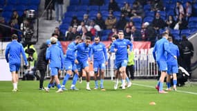 Les joueurs de l'OM à l'échauffement avant le coup d'envoi au Groupama Stadium