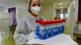 Une technicienne en laboratoire porte des prélèvements de tests PCR au plateau technique de Chambray-les-Tours, le 30 octobre 2020