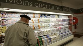 Un consommateur passe devant le rayon frais de l'enseigne du Leclerc Express, le 07 mars 2006 à Grenade-sur-l'Adour (Landes).