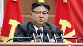 Le dirigeant nord-coréen Kim Jong Un lors d'une réunion du comité central du Parti des travailleurs de Corée, le 30 décembre 2023