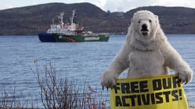 Un membre de l'organisation Greenpeace déguisé en ours polaire demande la libération des membres de l'équipage du navire Arctic Sunrise arraisonné par les autorités russes.