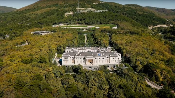 UN INCENDIE CAUSÉ PAR UN DRONE UKRAINIEN PRÈS DU LUXUEUX "PALAIS DE POUTINE" SUR LES BORDS DE LA MER NOIRE