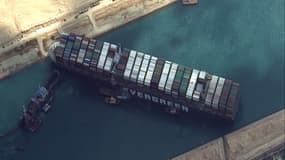 Le porte-conteneur Ever Given bloquant le canal de Suez, le 26 mars 2021