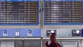 Des dizaines de vols en provenance ou desservant la Grèce ont été annulés. 