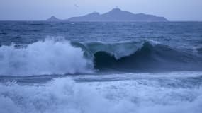Des vagues près des îles sanguinaires, près d'Ajaccio, le 11 décembre 2017. 