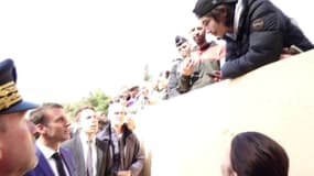 "Calmez vos petits CRS": un jeune interpelle Emmanuel Macron à Marseille