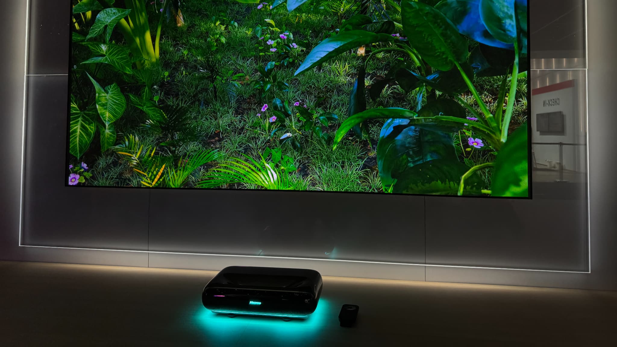 Pour Hisense, l'avenir, c'est la Laser TV avec son boitier de projection à ultra courte focale de plus en plus compact