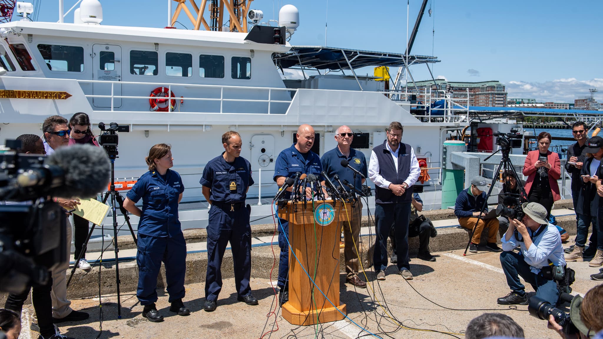 Les garde-côtes américains tiennent une conférence de presse sur les recherches engagées pour retrouver le Titan, un submersible disparu à proximité de l'épave du Titanic, à Boston (Etats-Unis), le 21 juin 2023. Les garde-côtes américains tiennent une conférence de presse sur les recherches engagées pour retrouver le Titan, un submersible disparu à proximité de l'épave du Titanic, à Boston (Etats-Unis), le 21 juin 2023.