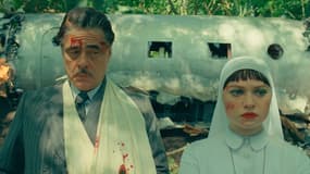 Benicio Del Toro et Mia Threapleton dans le film "The Phoenician Scheme de Wes Anderson