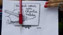 Une jeune femme tient un dessin de Plantu, réalisé en hommage à Charlie Hebdo et à ses collaborateurs tués dans l'attentat.