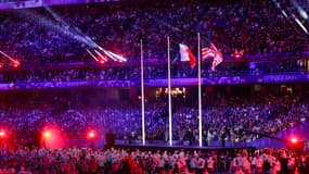 Le drapeau français à côté du drapeau américain lors de la cérémonie de clôture des Jeux paralympiques, 8 septembre 2024