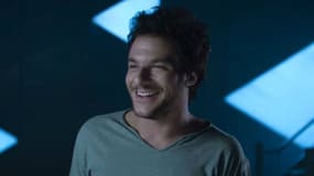 Amir dans le clip "J'ai cherché"