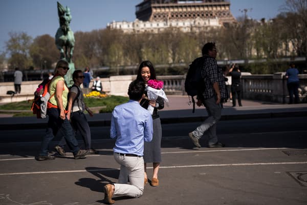 Un homme fait une demande en mariage sur le pont Bir-Hakeim, à Paris, le 26 mars 2017.