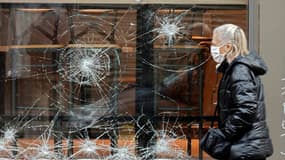 La vitrine d'une boutique vandalisée (illustration)