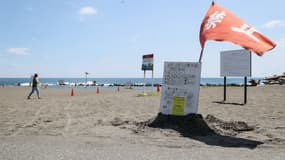 Les autorités déconseillent la baignade au Shonan Bellmare Hiratsuka Beach Park à Hiratsuka, dans la préfecture de Kanagawa, au sud-ouest de Tokyo, le 10 août 2024, après que la ville a pris des mesures en réponse à l'annonce par le gouvernement d'une « alerte au tremblement de terre majeur ».