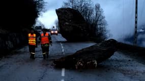 Deux énormes cailloux ont chuté sur la route des Ménuires et de Val Thorens, en Savoie, ce vendredi, évitant miraculeusement de toucher des véhicules. Toutefois, d'importantes perturbations sont à attendre pour la journée de samedi.