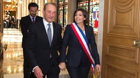 Bertrand Delanoë quitte l'hôtel de ville de Paris avec la nouvelle maire, Anne Hidalgo, le 5 avril dernier.