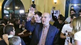 Alain Juppé a joué au "beer-pong" avec des jeunes militants dans un bar du 18e arrondissement de Paris samedi.