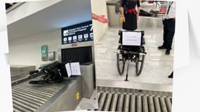 Le fauteuil roulant électrique d'Audrey Lefèvre à son retour de soute à l'aéroport d'Orly, mardi.