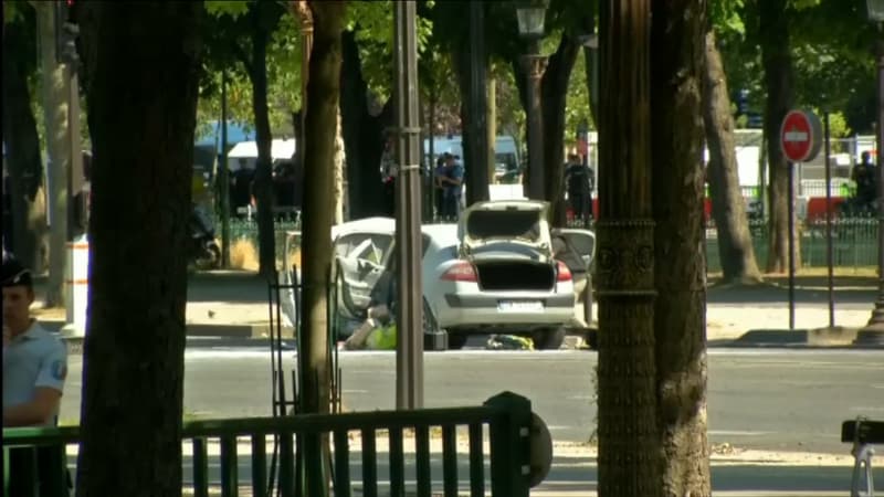 Une voiture a foncé sur une camionnette de la gendarmerie sur les Champs-Élysées, à Paris, le 19 juin 2017