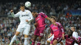 Cristiano Ronaldo et Jimmy Briand au duel lors d'un match de Ligue des champions en 2011.