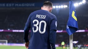 Lionel Messi tête basse lors de PSG-OL en avril 2023