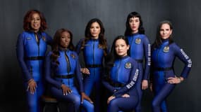 Cette photographie, publiée le 14 avril 2025 par Blue Origin, montre (de gauche à droite) la personnalité de la télévision américaine Gayle King, l'ancienne scientifique bahamo-américaine de la NASA Aisha Bowe, la journaliste américaine Lauren Sanchez, la chercheuse américaine Amanda Nguyen, la chanteuse américaine Katy Perry et la productrice américaine Kerianne Flynn posant dans leurs combinaisons spatiales dans un lieu tenu secret avant la mission suborbitale 100 % féminine à bord de la fusée New Shepard de l'entreprise. 