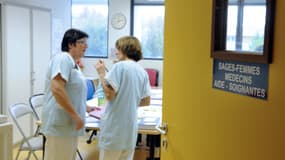 Des sages-femmes discutent dans une salle de repos, le 16 novembre 2009 à la maternité du CHU de Bordeaux (photo d'illustration)