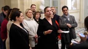 Mathilde Panot entourée de ses collègues à l'Assemblée nationale. 