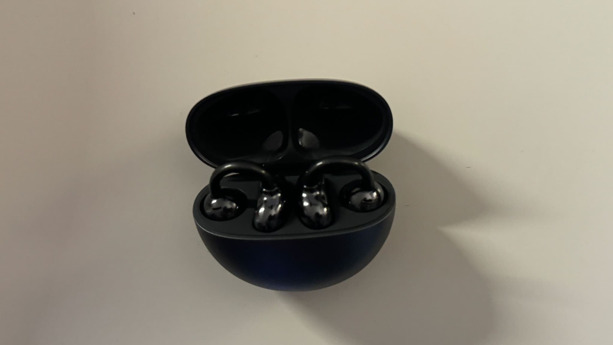 Les Huawei FreeClip profitent d'un boîtier assez compact