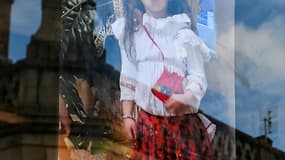 Un portrait de la petite Rose est affiché dans une maison, le 26 avril 2023 à Rambervillers, dans les Vosges