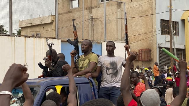 Des soldats maliens en civil célébrés à leur arrivée à Bamako ce mardi.