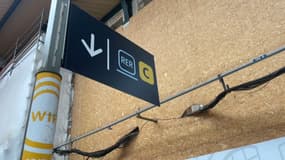 Un panneau d'indication du RER C. 