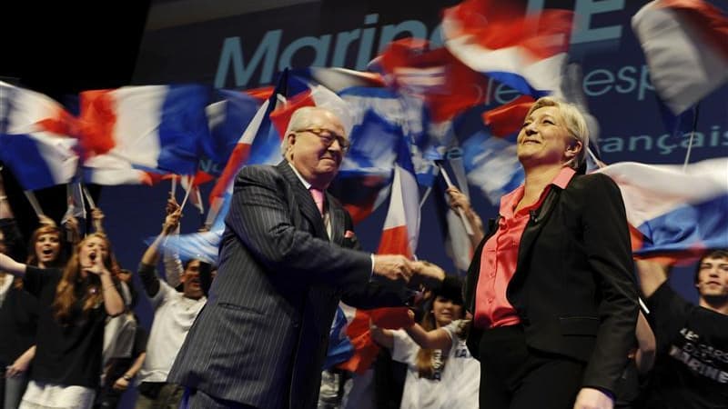 Marine Le Pen aux côtés de son père lors d'un meeting à Nice fin mars. La présidente du FN, créditée dans les sondages de 14 à 16% des intentions de vote au premier tour de l'élection présidentielle, affirme dans L'Est républicain qu'elle interpréterait c